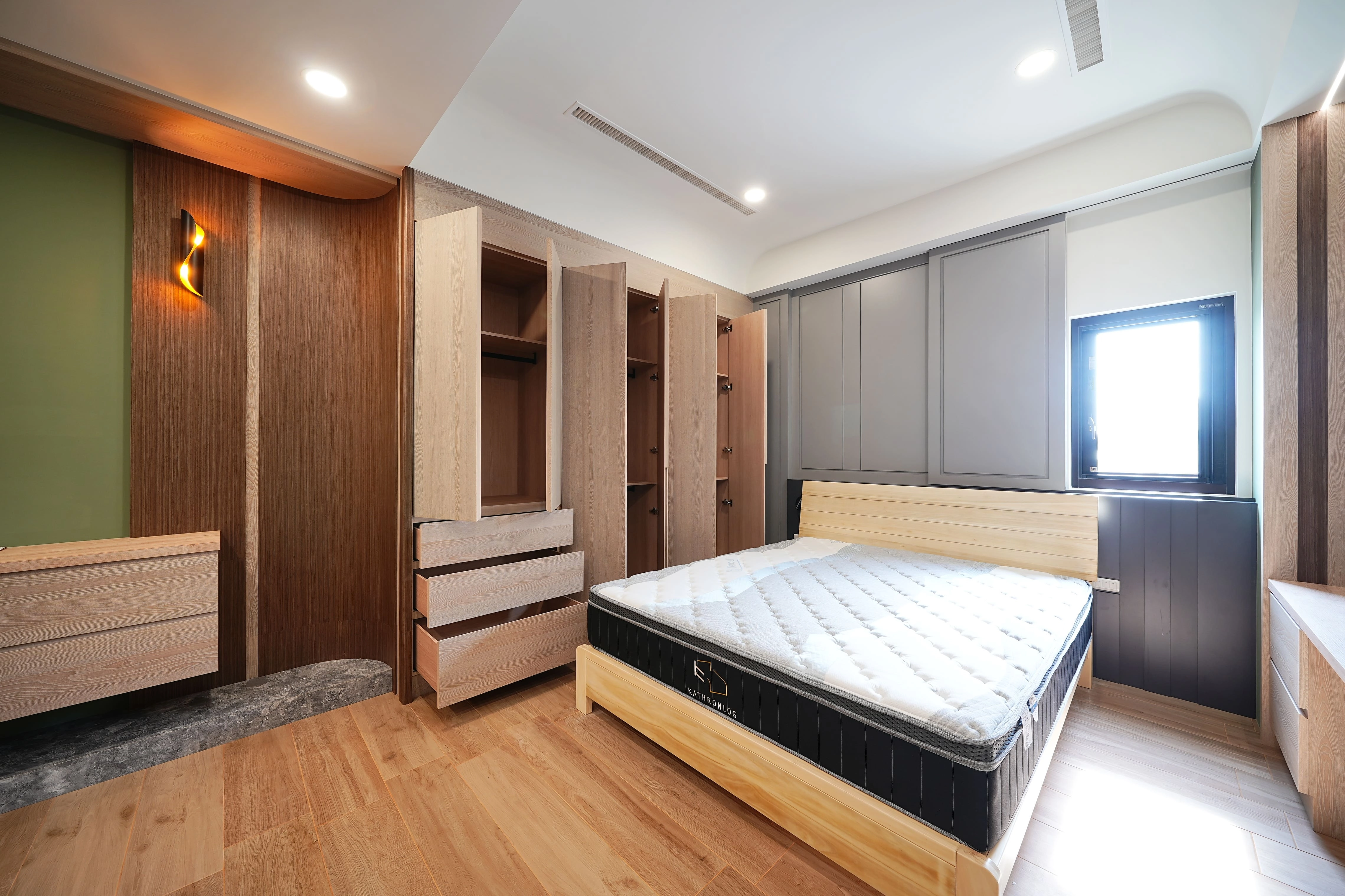 臥室系統衣櫃採頂天立地設計,極大化儲物機能並維持簡約俐落感。