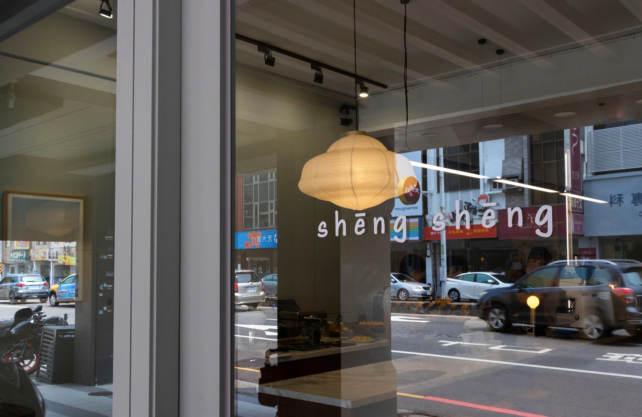 德盈設計規劃：引入明亮採光，讓空間享受南部豔陽，打造清新自然、溫暖舒適的咖啡廳氛圍。