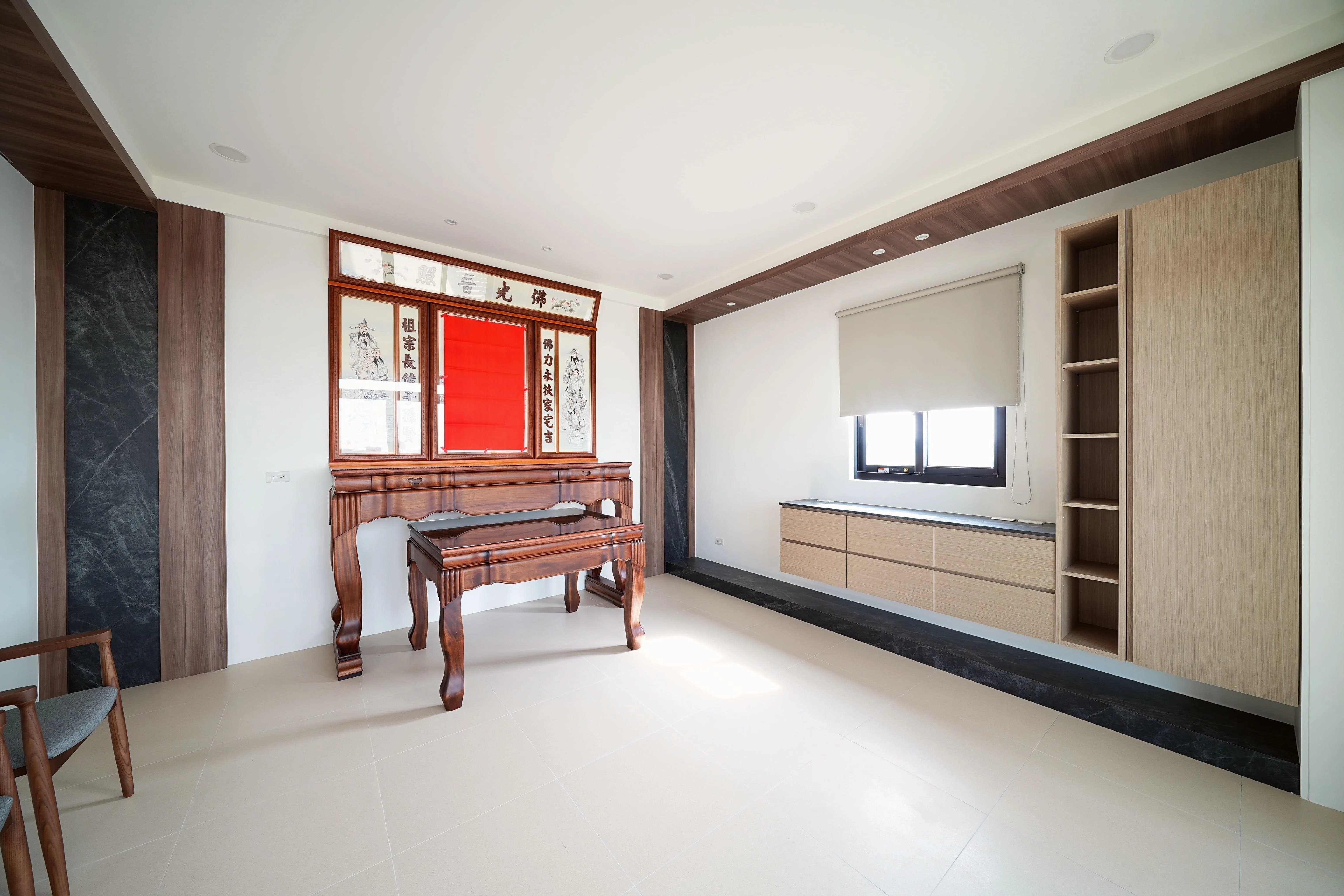 神明廳融合現代風格與莊重氛圍,客製化神明櫃設計既美觀又實用。