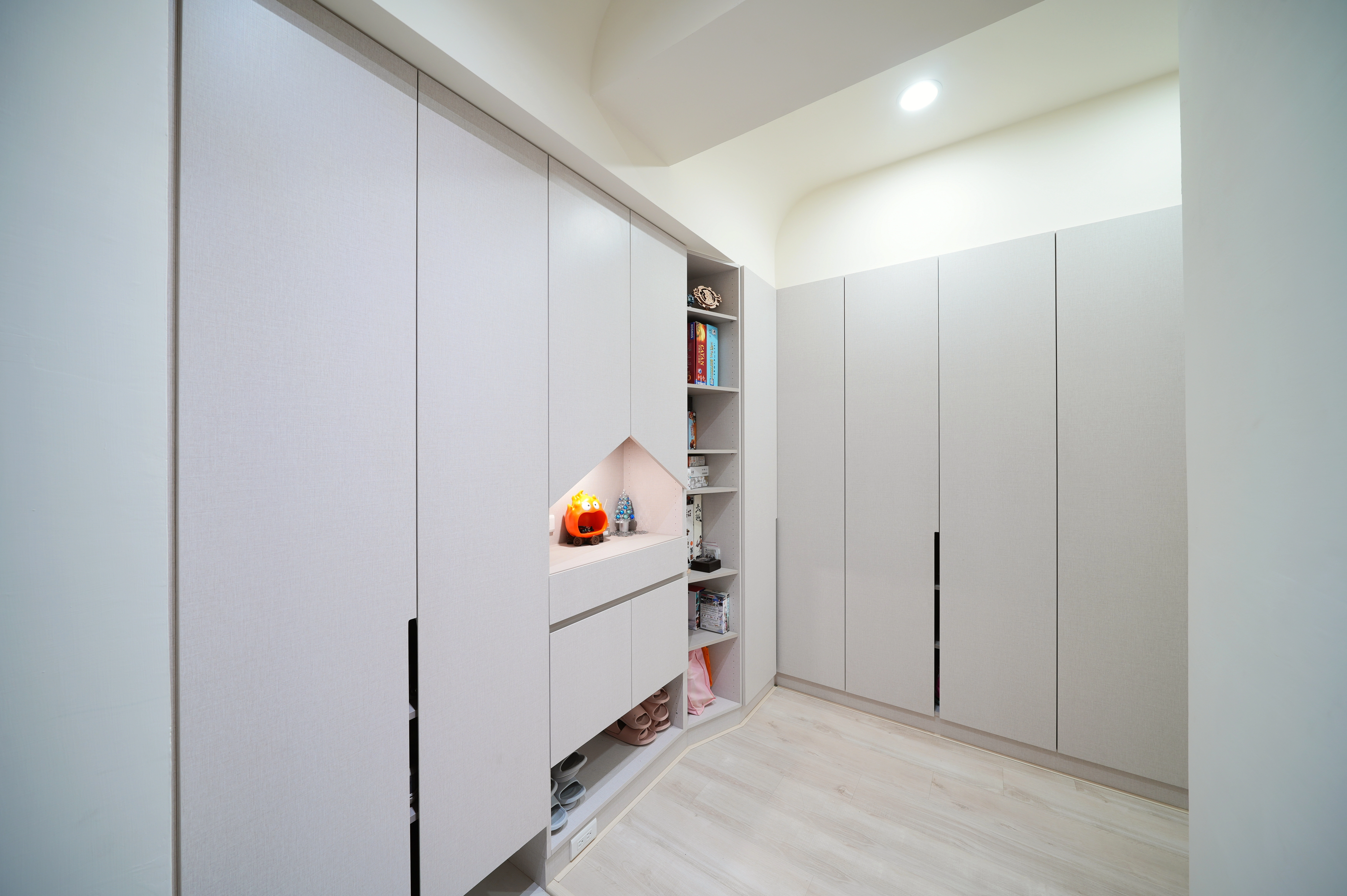 玄關系統L型收納櫃。廚房電器櫃設緩衝拉盤,主臥開門衣櫃,收納井然有序。