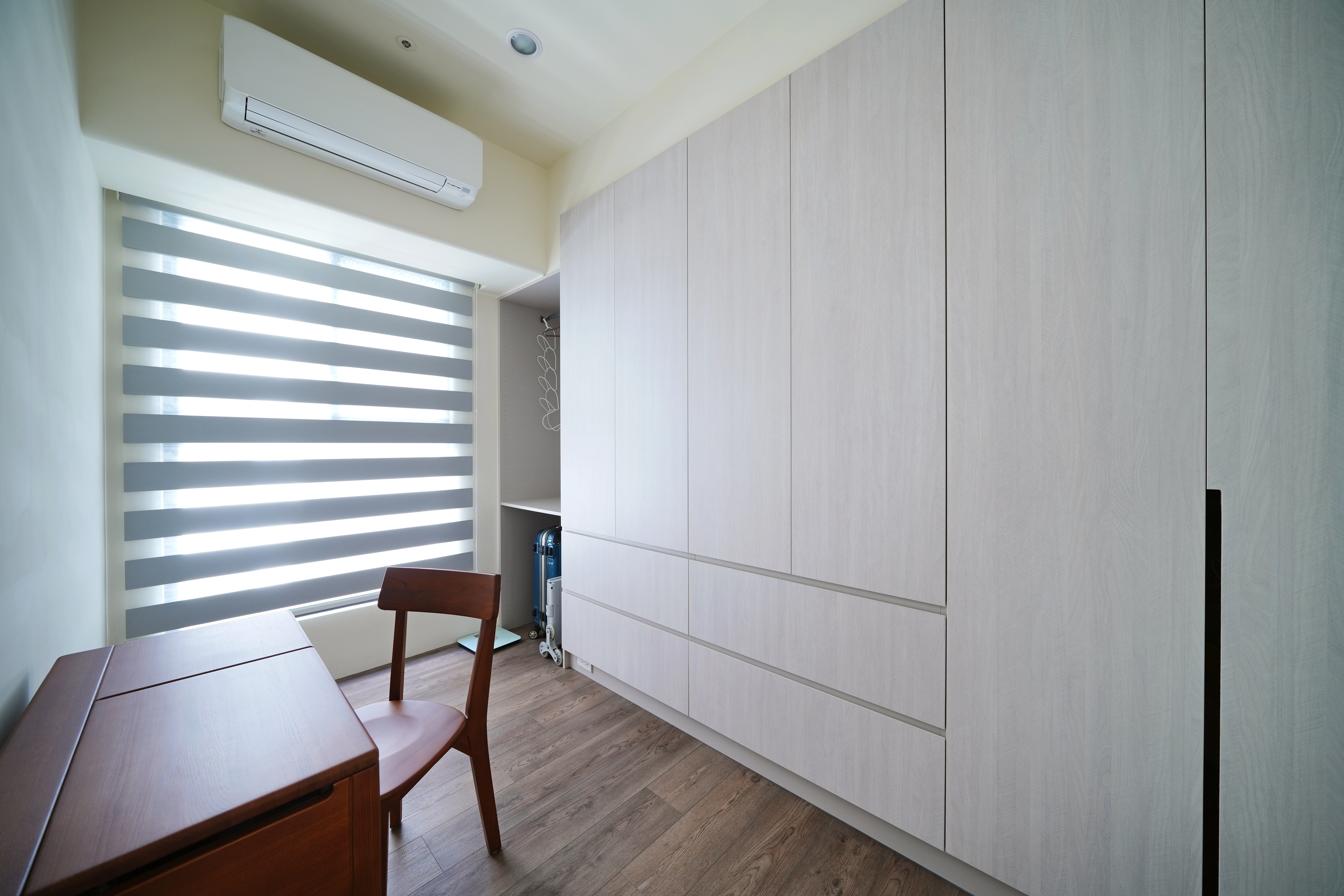 德盈更衣室規劃:運用隔間牆打造獨立衣帽間,淺木紋系統櫃極大化收納。