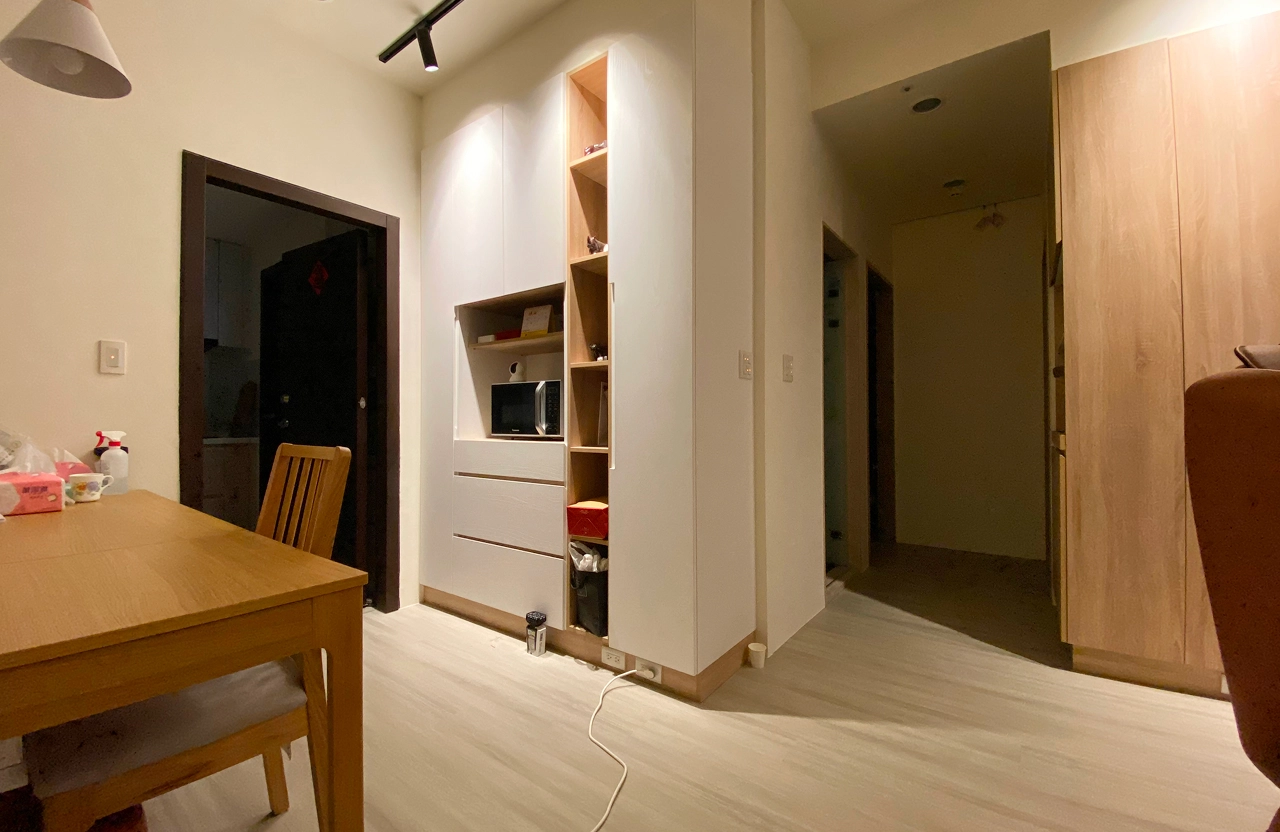 Japandi風設計：淺木紋系統櫃結合溫潤木桌，營造日系北歐氛圍