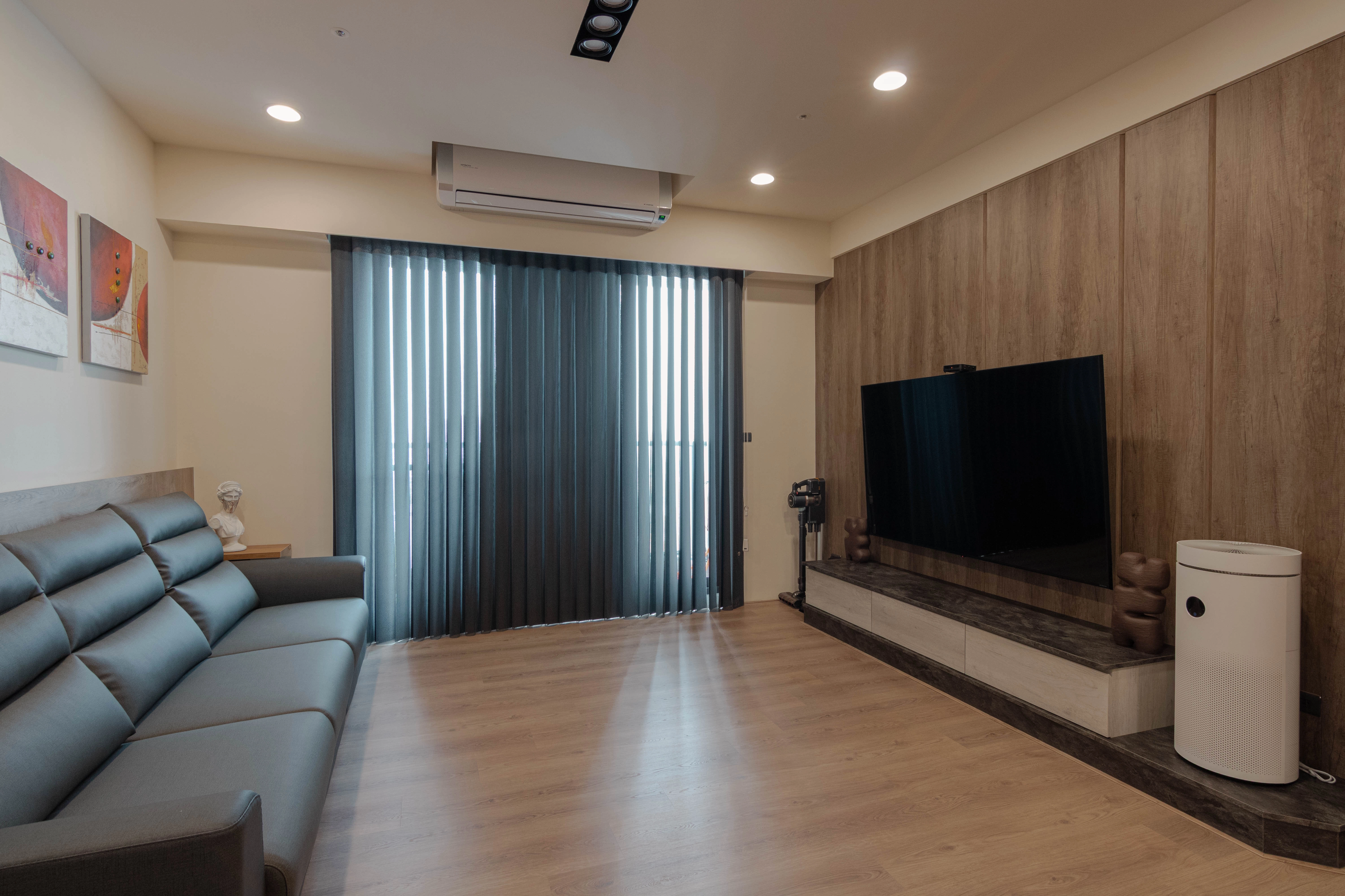 長輩安心宅。九份子室內設計案例,全室直舖超耐磨木地板與無銳角設計。