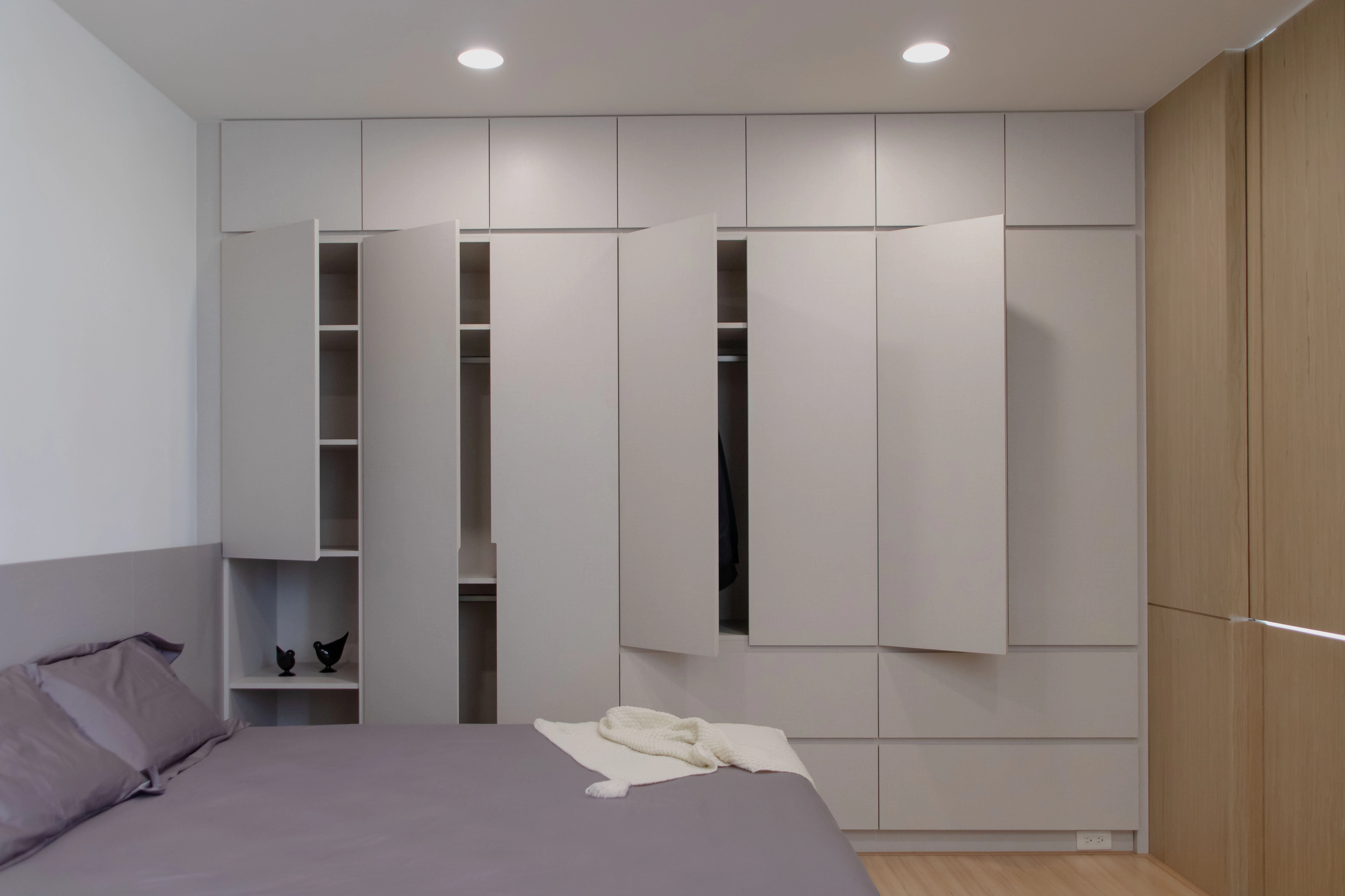 德盈小宅臥室收納:大容量系統衣櫃與隱藏式抽屜設計