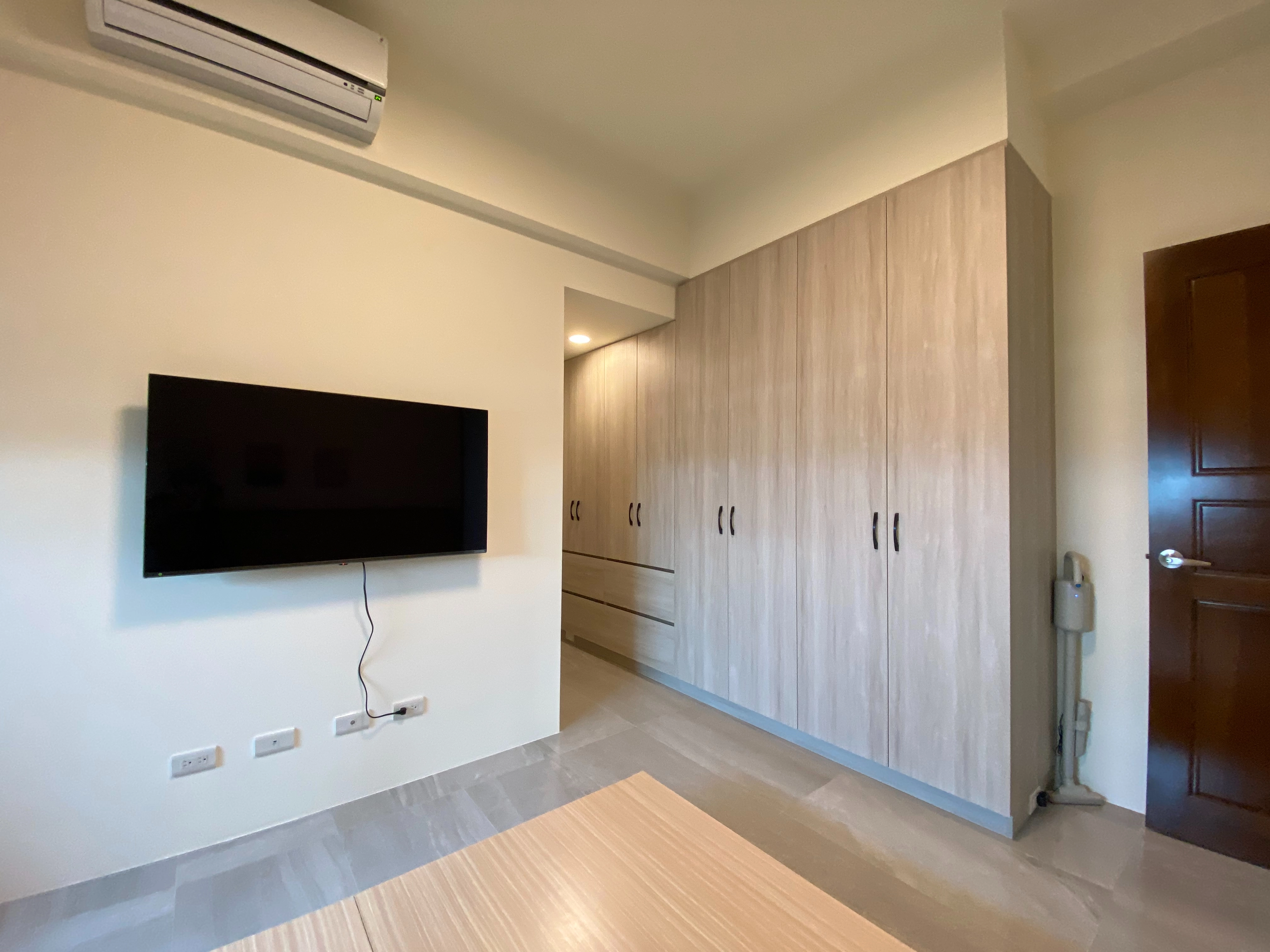 德盈室內設計細節:選用質感衣櫃黑鐵把手,透過現代俐落的五金細節,點綴臥室空間的極簡風采。