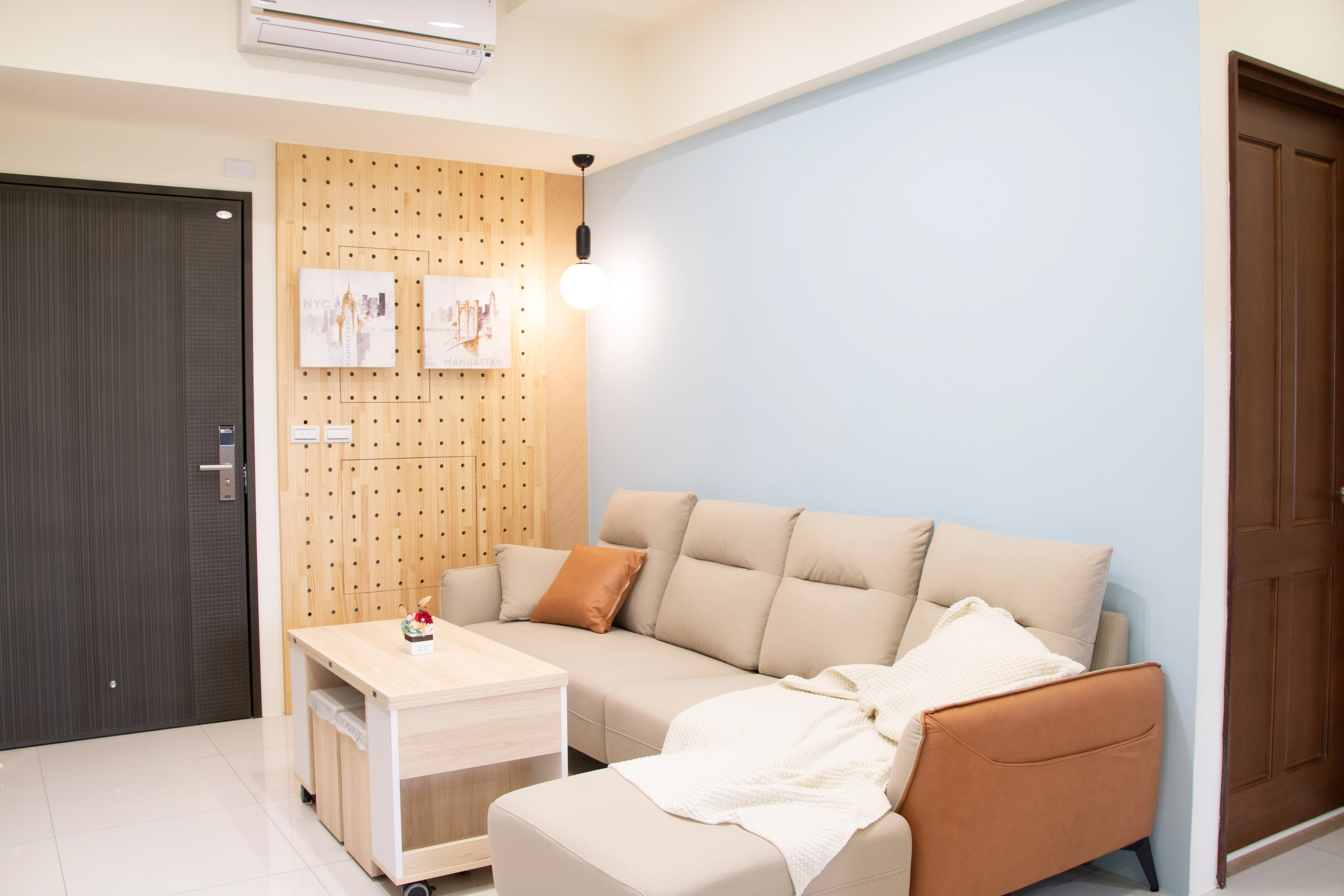 德盈室內設計:客廳規劃質感木作洞洞牆,兼具展示收納與美觀機能,打造最具個人風格的居家藝廊。