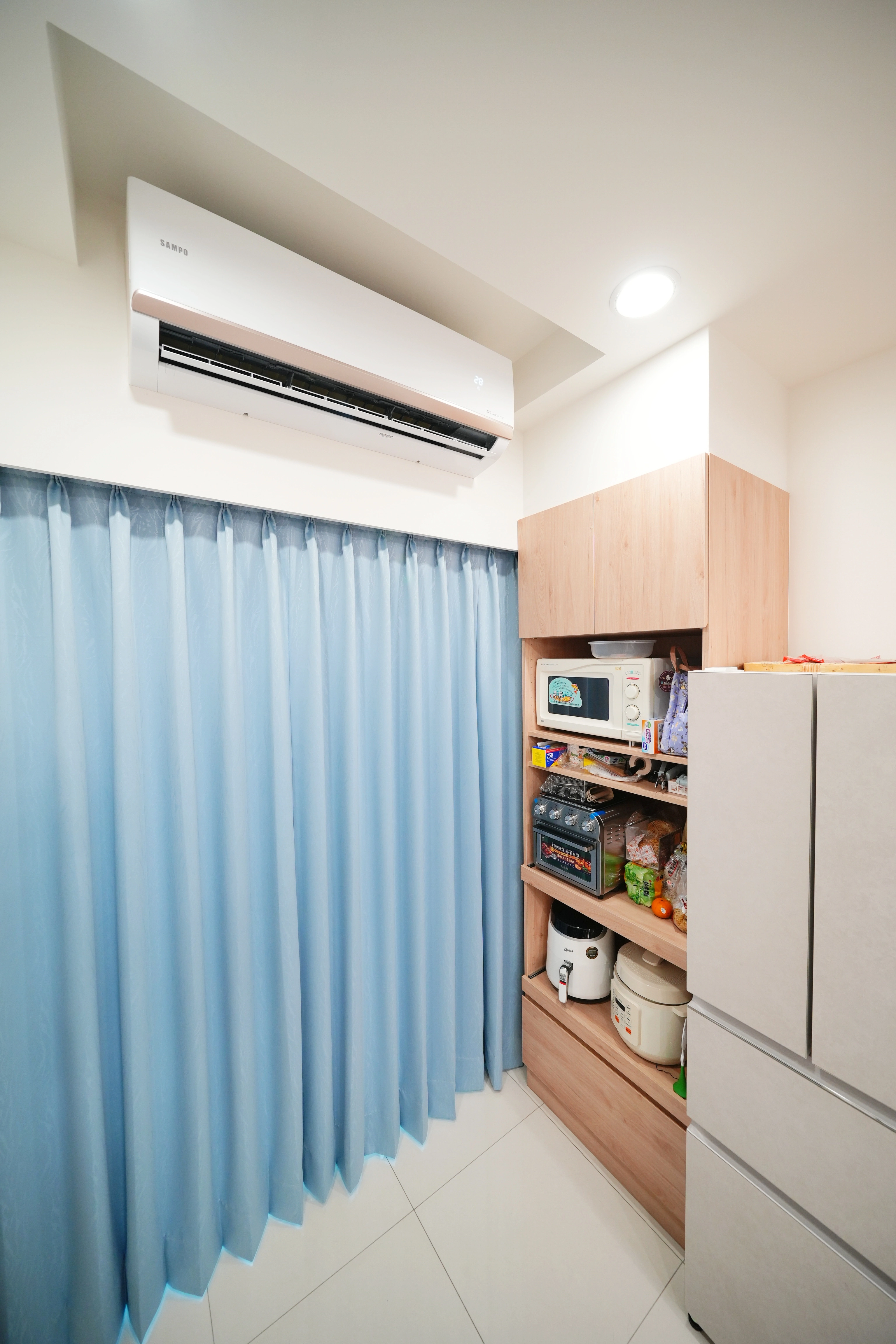 德盈設計廚房電器櫃：多功能系統櫃結合微波爐收納，俐落櫃體設計優化餐廚空間機能。