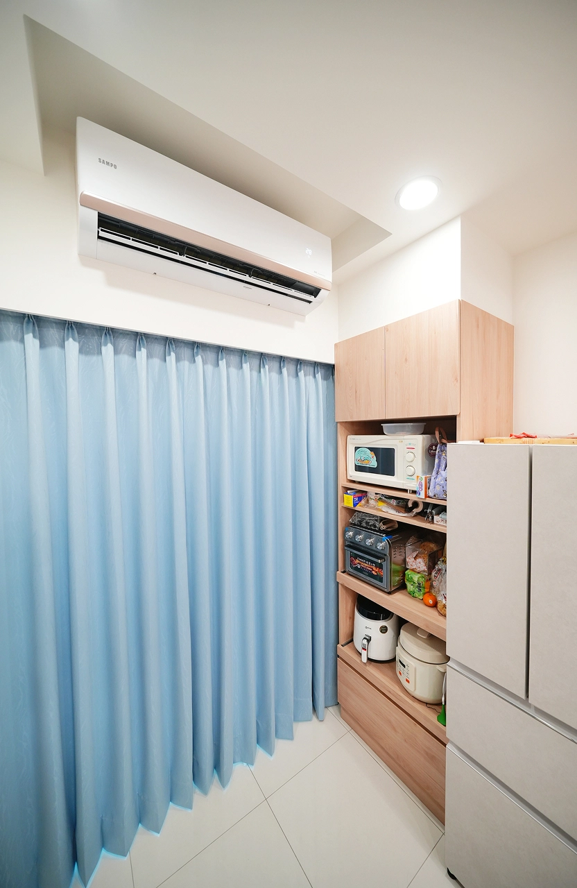 德盈設計廚房電器櫃：多功能系統櫃結合微波爐收納，俐落櫃體設計優化餐廚空間機能。