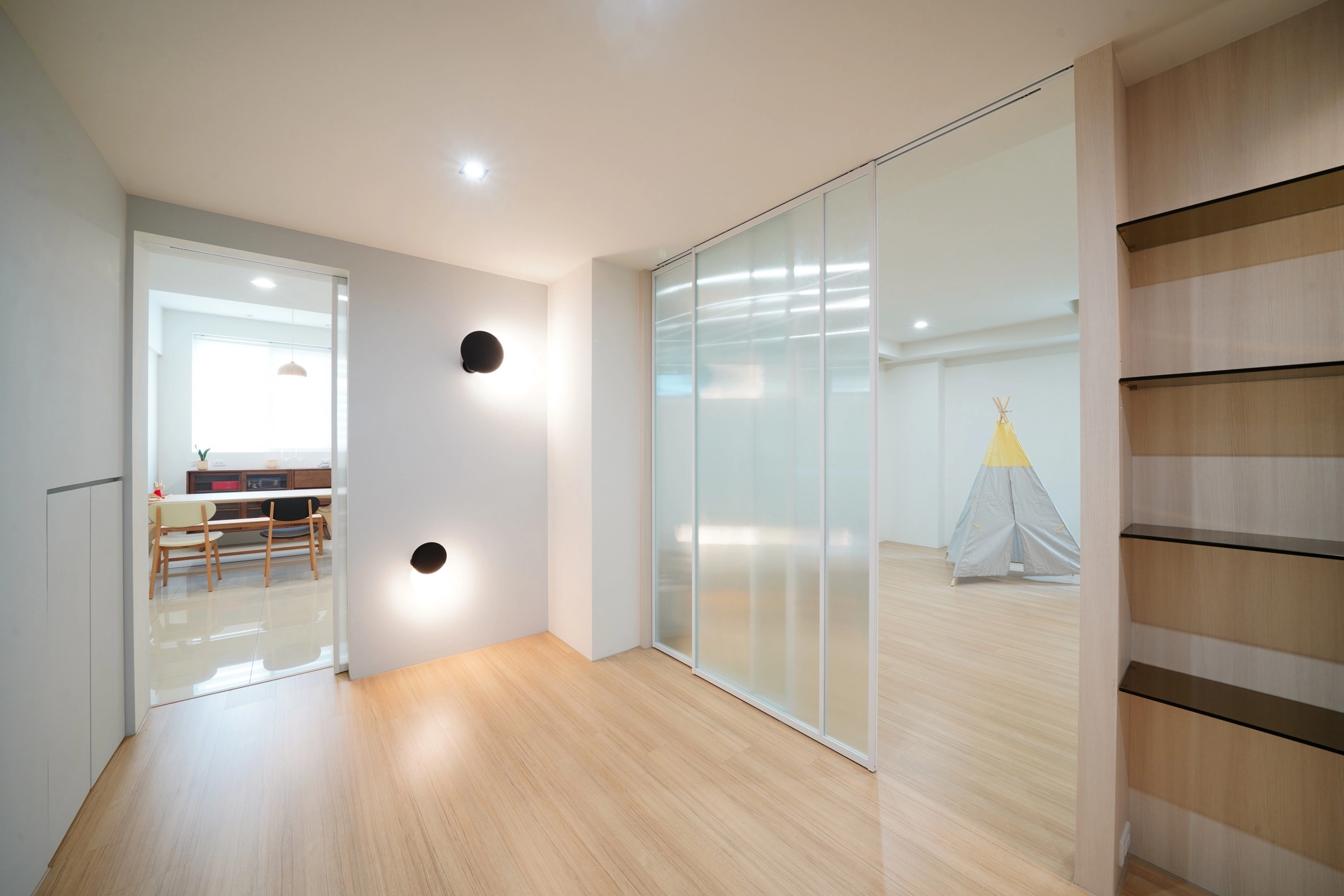 德盈空間規劃:精準配置走廊系統櫃,將畸零轉角化為實用收納,優化動線並提升整體居家品質。