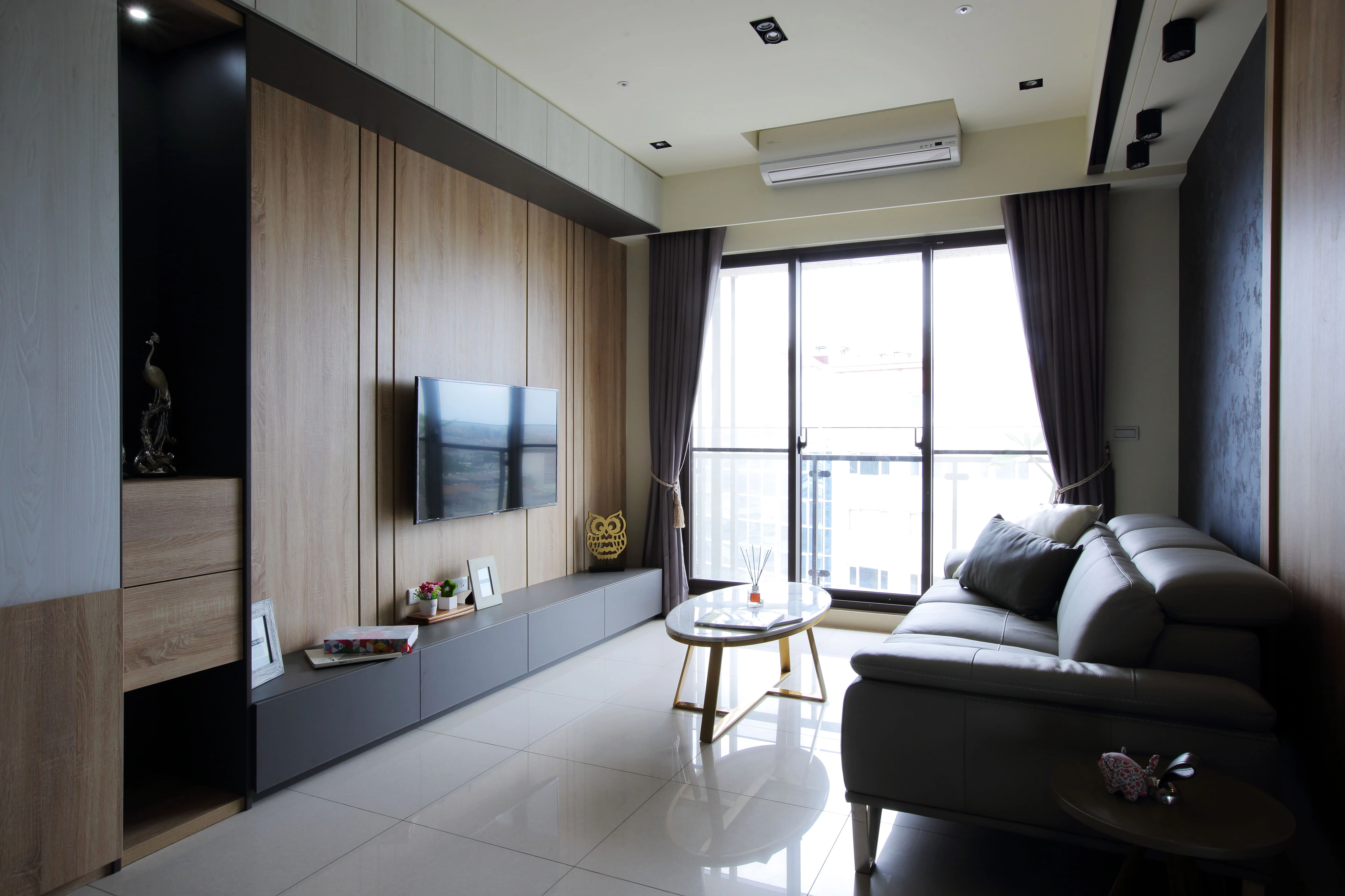 現代低調奢華客廳設計: 精選高品質系統家具,打造精緻質感殿堂。