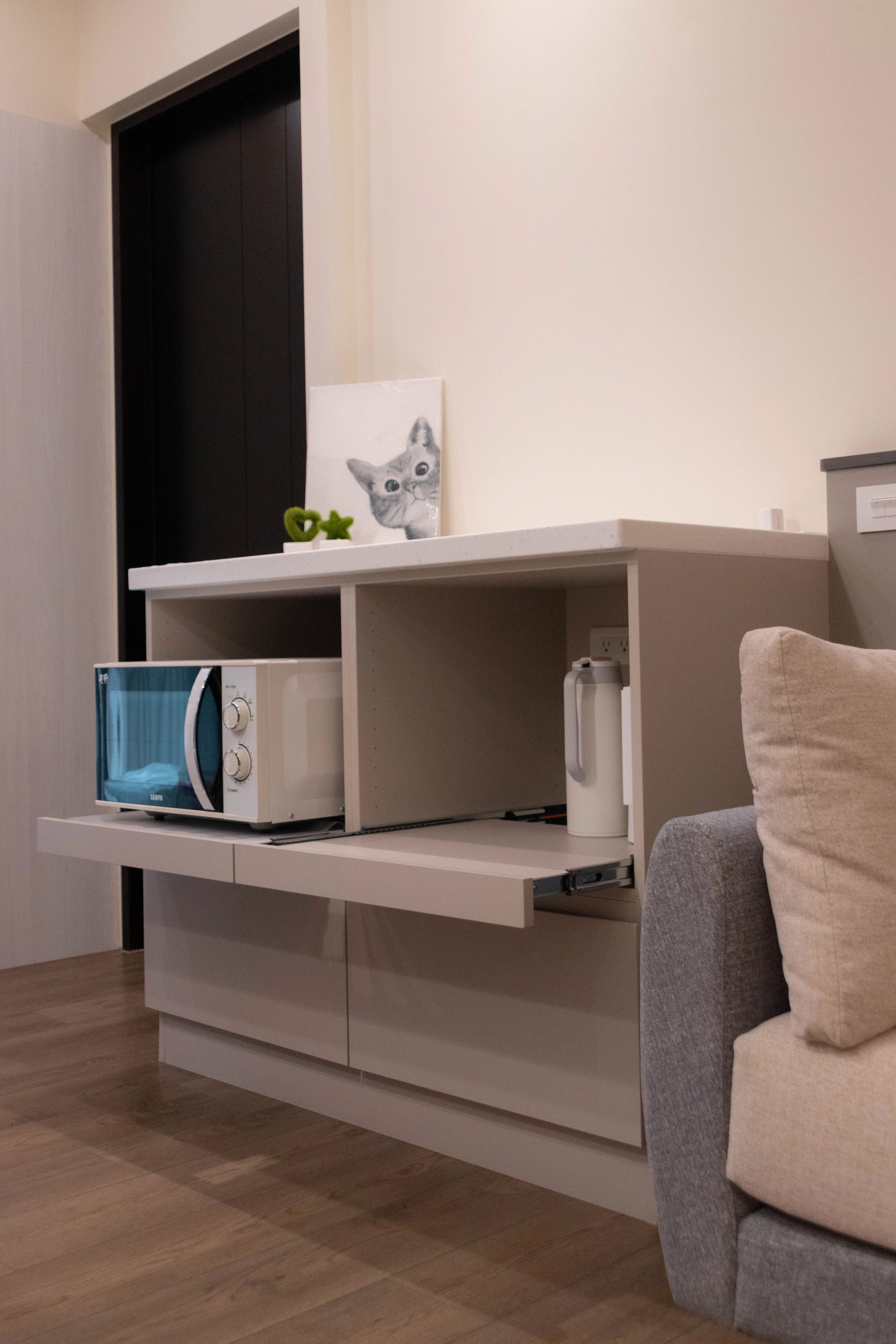 德盈空間規劃：貼心配置推拉盤設計，大幅提升廚房設備取用便利性，落實高效且順手的現代餐廚收納。