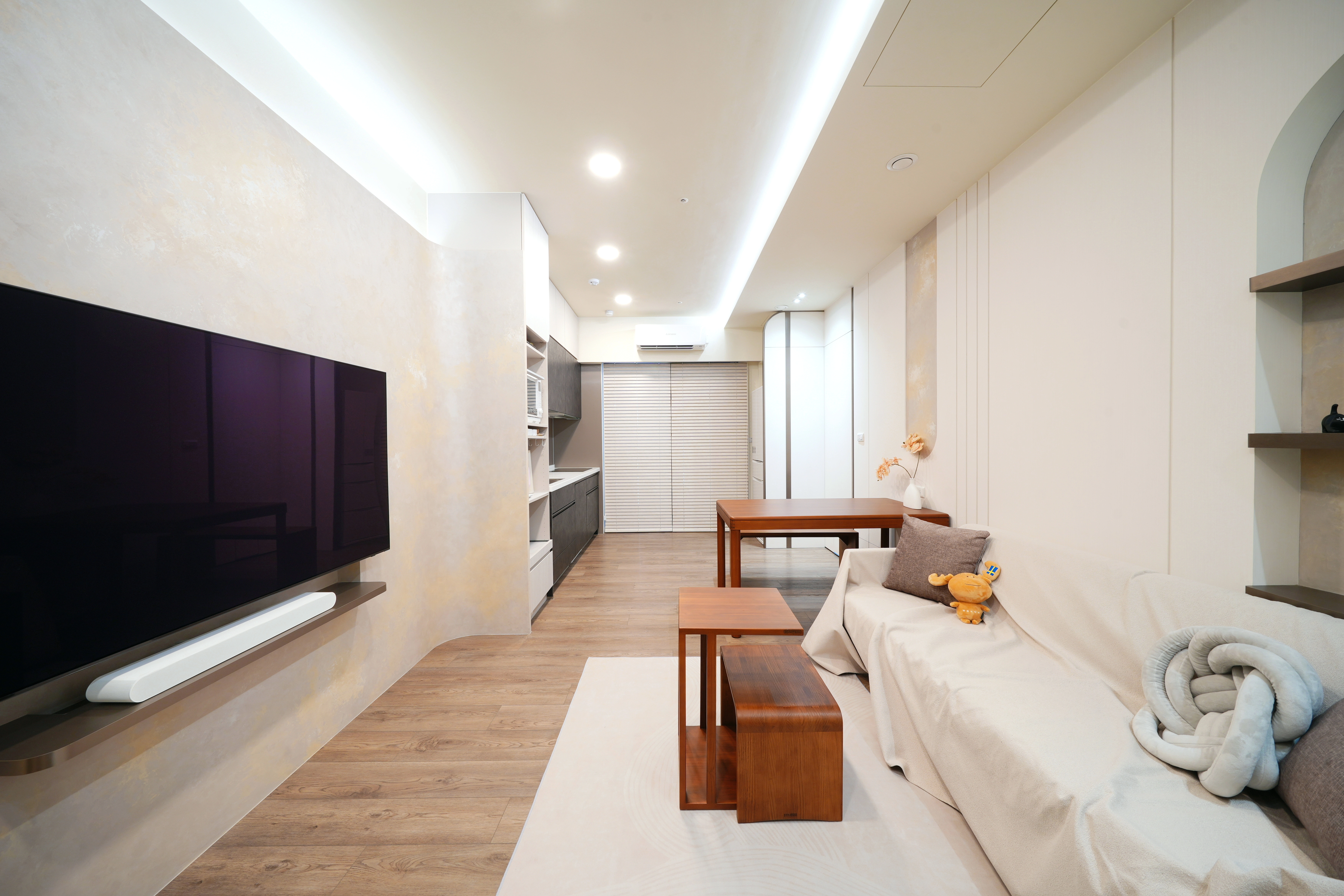 高雄小宅設計:圓弧塗料電視牆與鋁框推拉門,主臥更衣室木作隔間動線順暢。