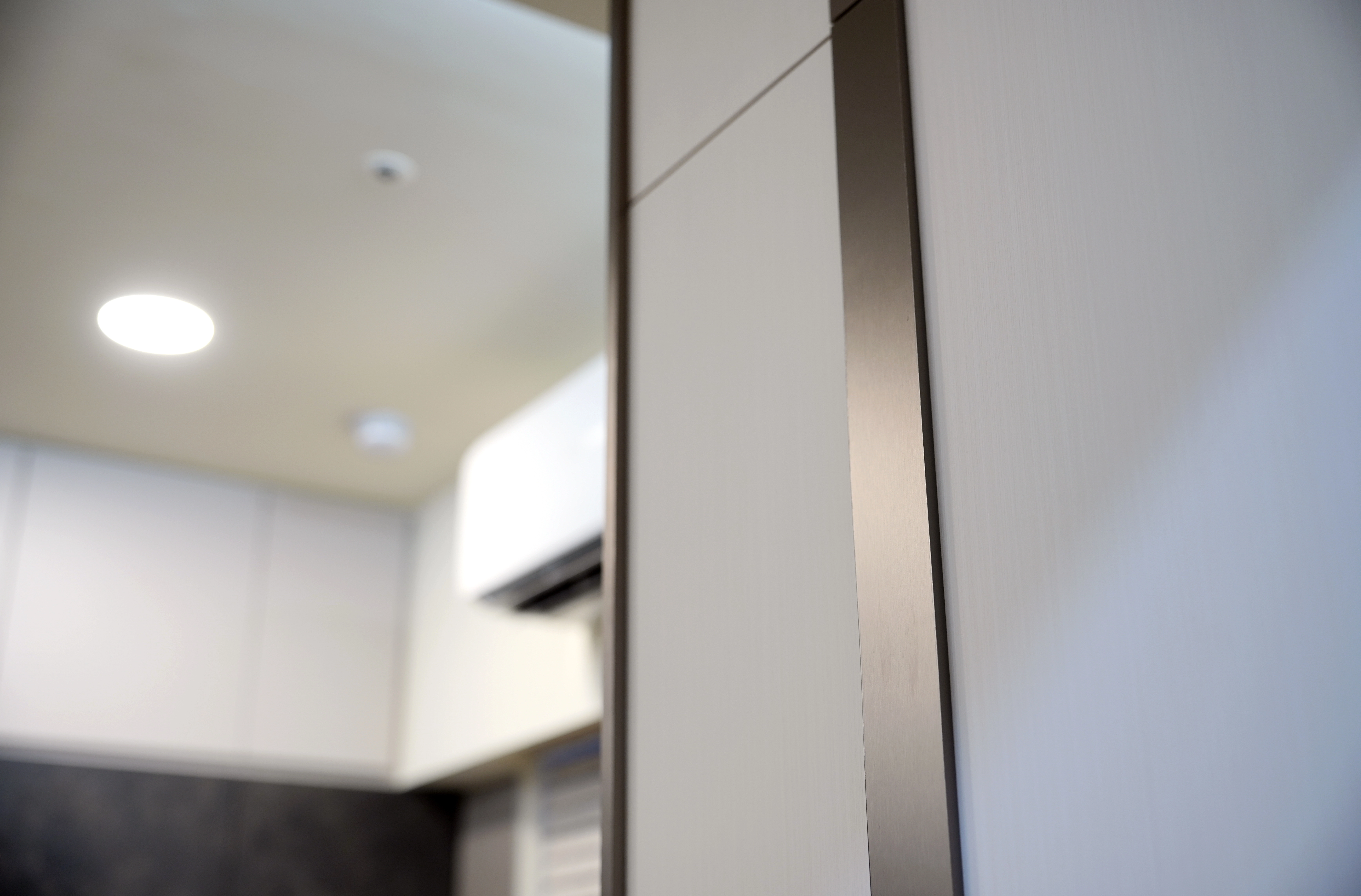 德盈設計師細節:系統櫃結合精緻金屬飾條收邊,展現異材質拼接工藝美學。