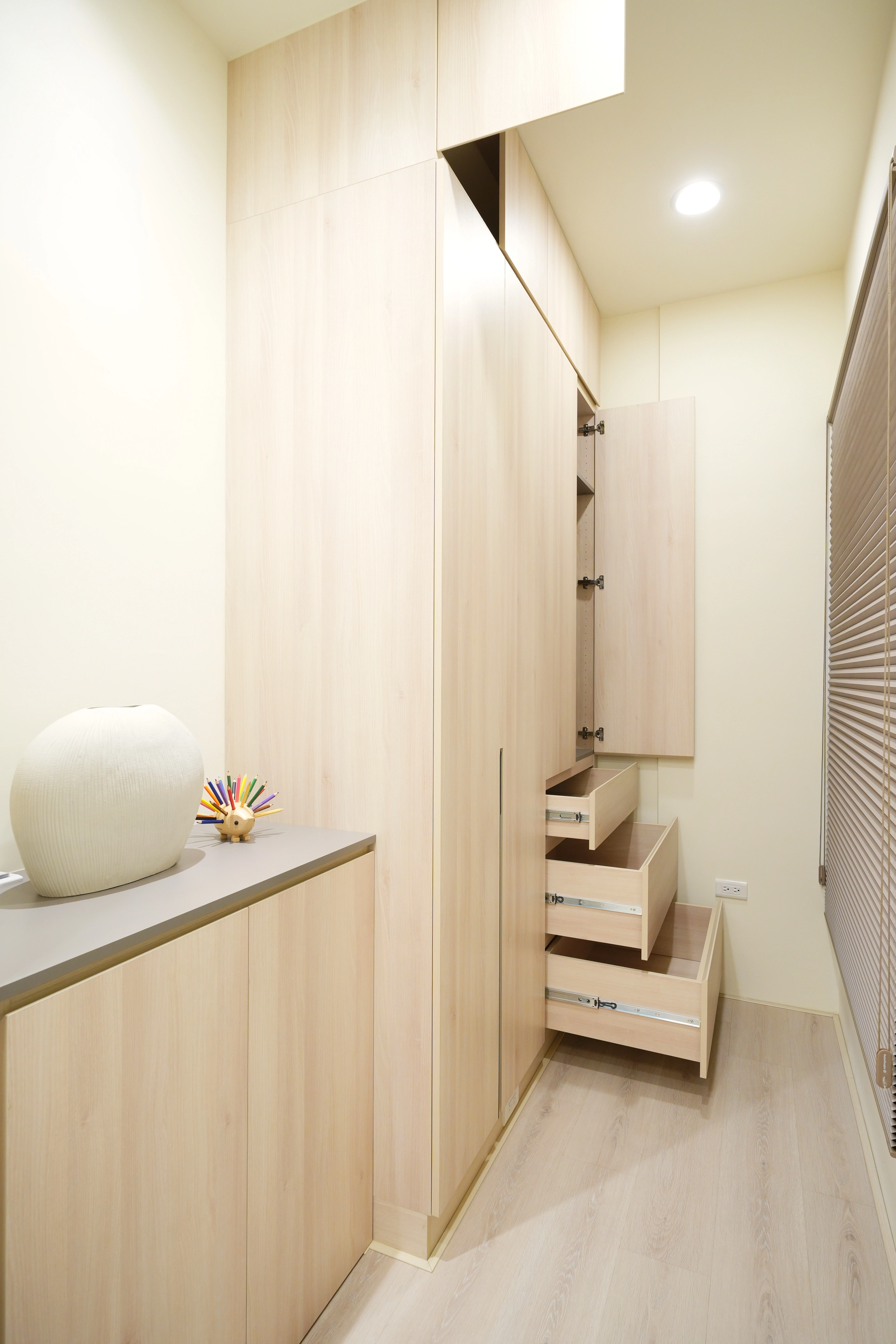 巧串客房儲藏室，極大化收納。德盈專精九份子及台南北歐風，實現質感家園。