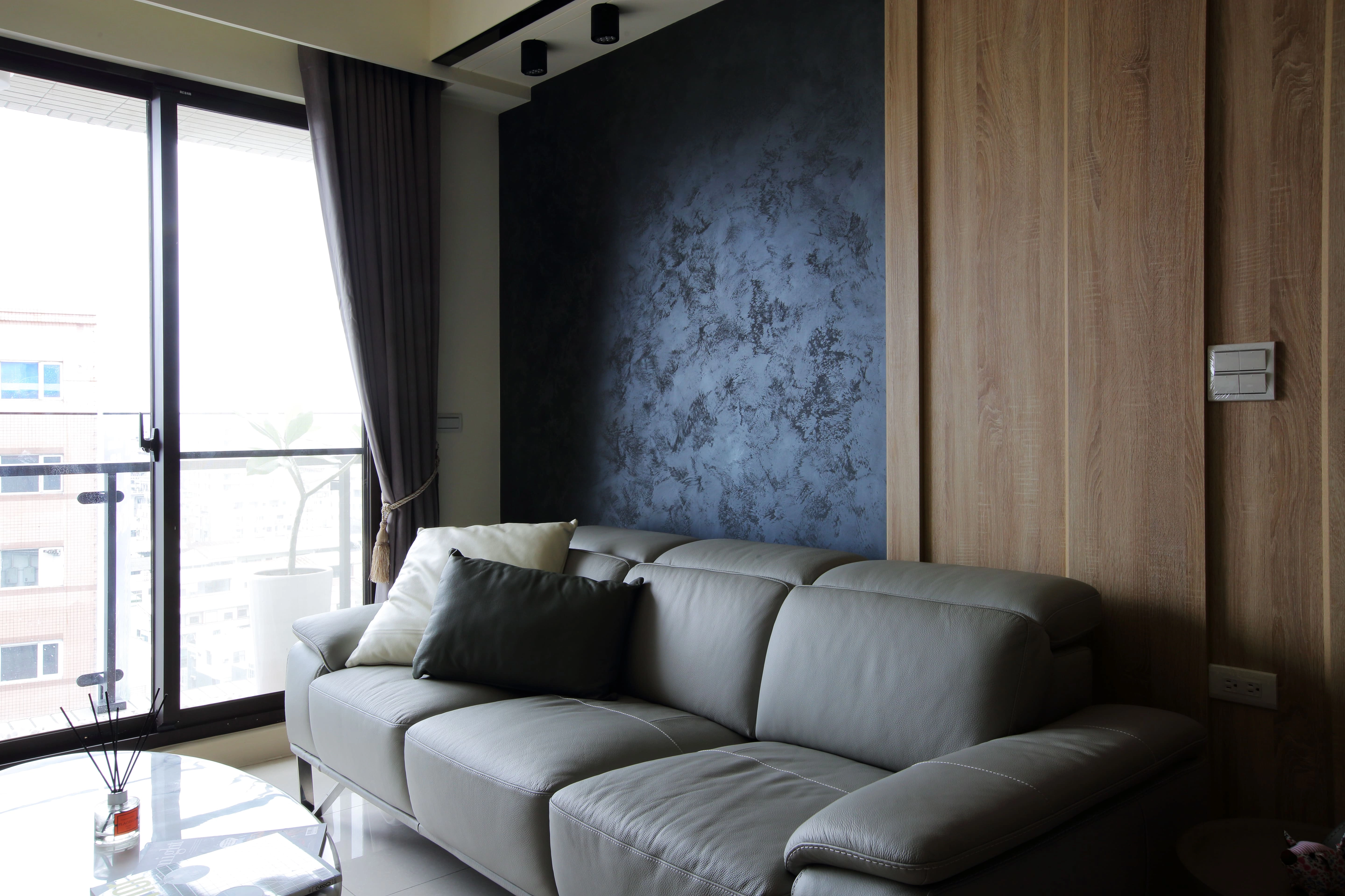 木作打底貼覆系統板牆: 結合異材質施工,堆疊電視主牆層次感。