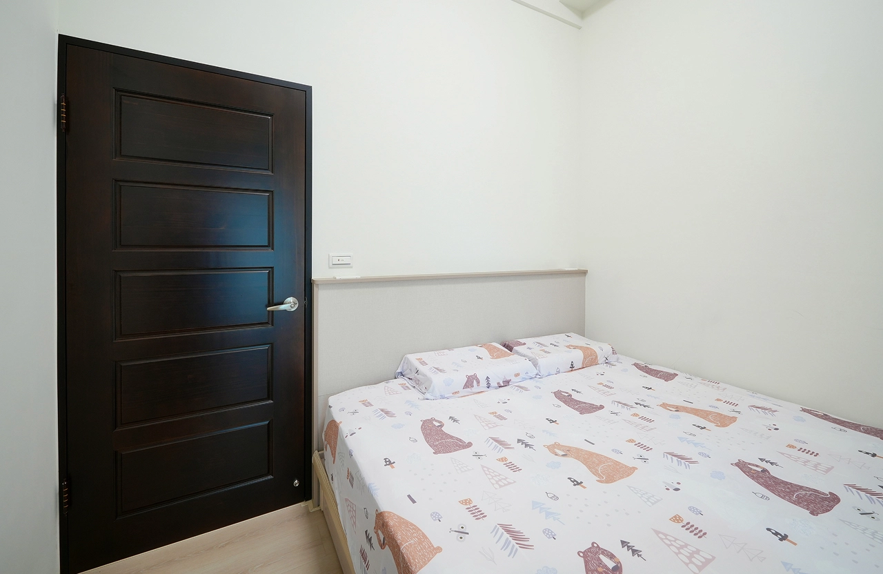 德盈設計室內細節：精緻系統櫃轉角層板設計，結合俐落五金工藝，完美體現居家質感。