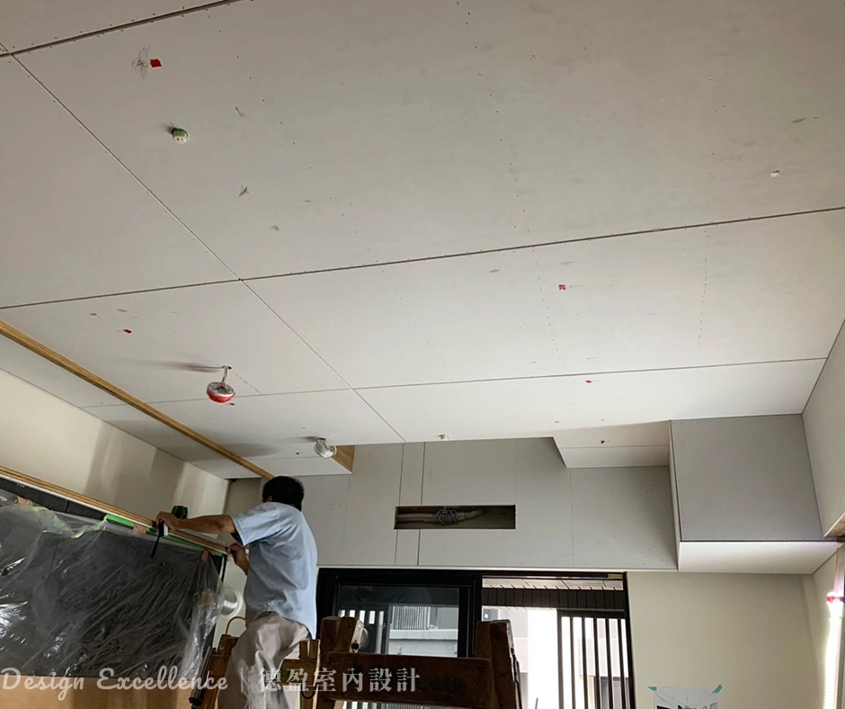 餐廳規劃了系統冰箱櫃,將冰箱完美「收」進櫃體中