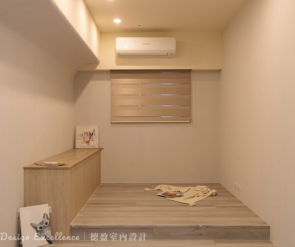 休憩區架高木地板與上掀收納櫃,極大化空間利用率。