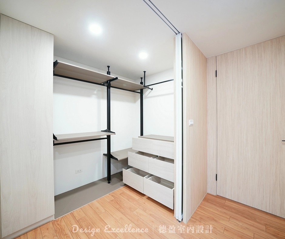 4樓精品收納: 木作雙面牆與冰柱玻璃鋁框門,打造4樓主臥專屬的高機能更衣室。