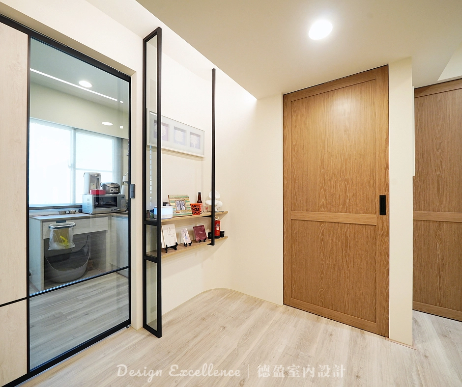 懸吊門無地軌設計,地板完全平整好打掃,掃地機器人通行不卡關。