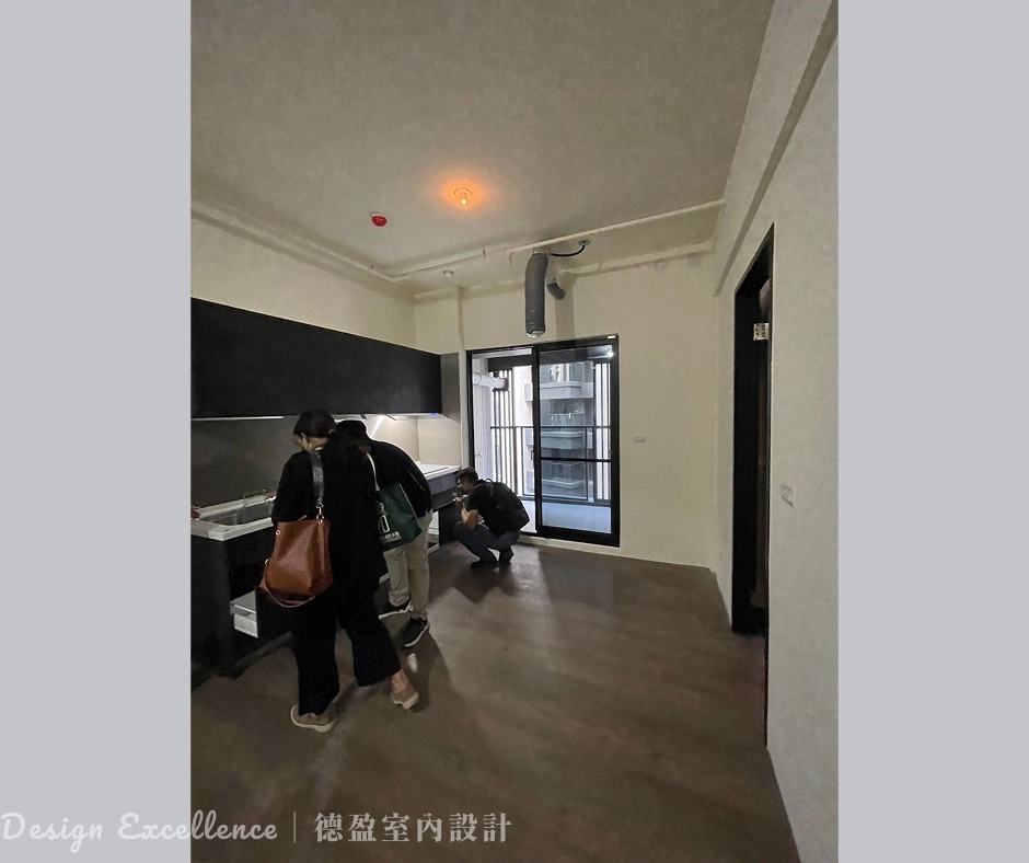 德盈設計師與 NeXT21 蘇小姐討論空間規劃,展現耐心溝通專業。