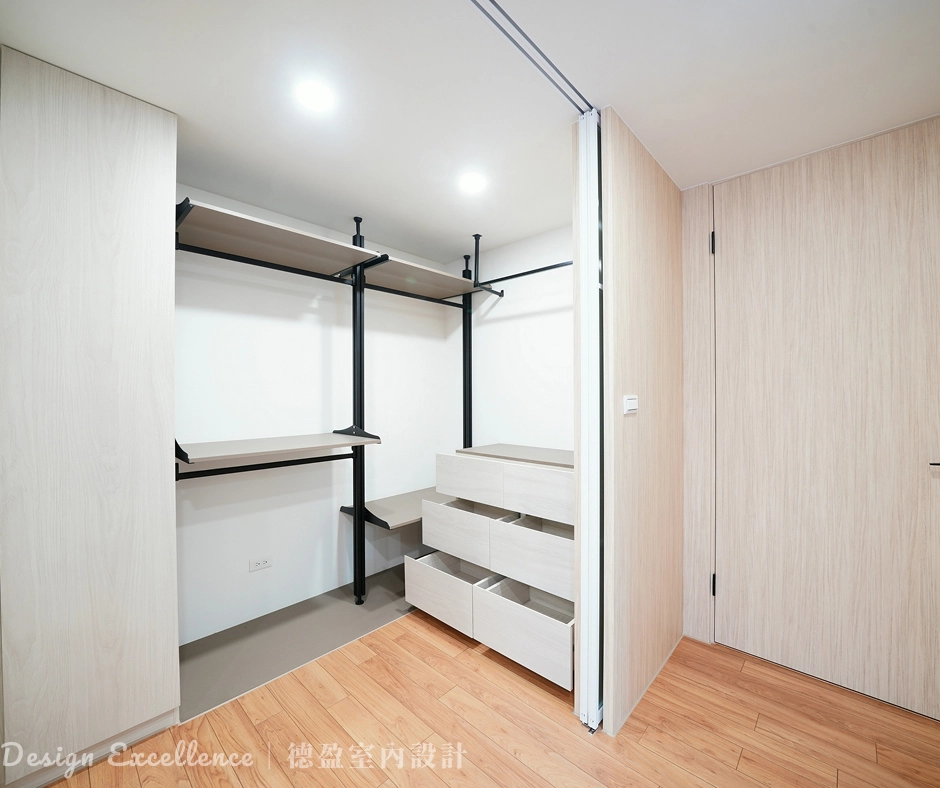 衣櫃三區精準分類:上層換季厚物、中段常用吊掛、底部輕薄抽屜,不費力實現高效收納。