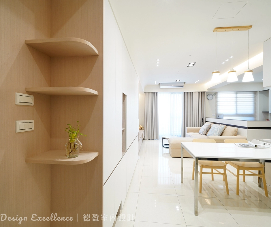 玄關地板六角花磚搭配系統層板,營造精緻感落塵區。