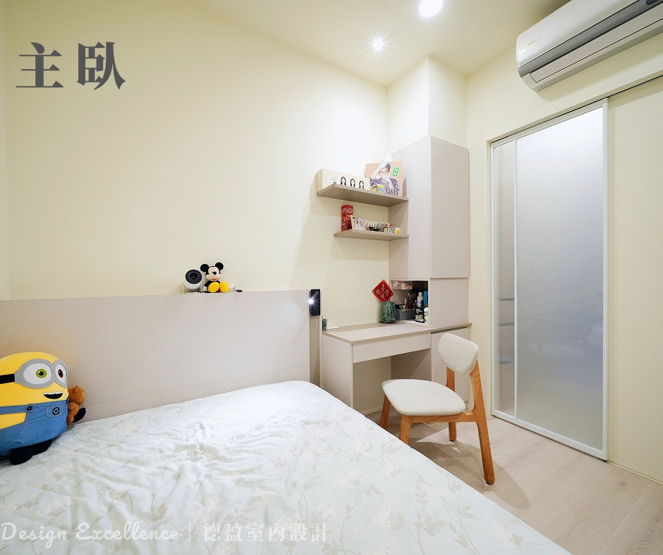 動線規劃原則:主臥採用木作推拉門,節省空間,半透光材質區隔臥室與更衣室。