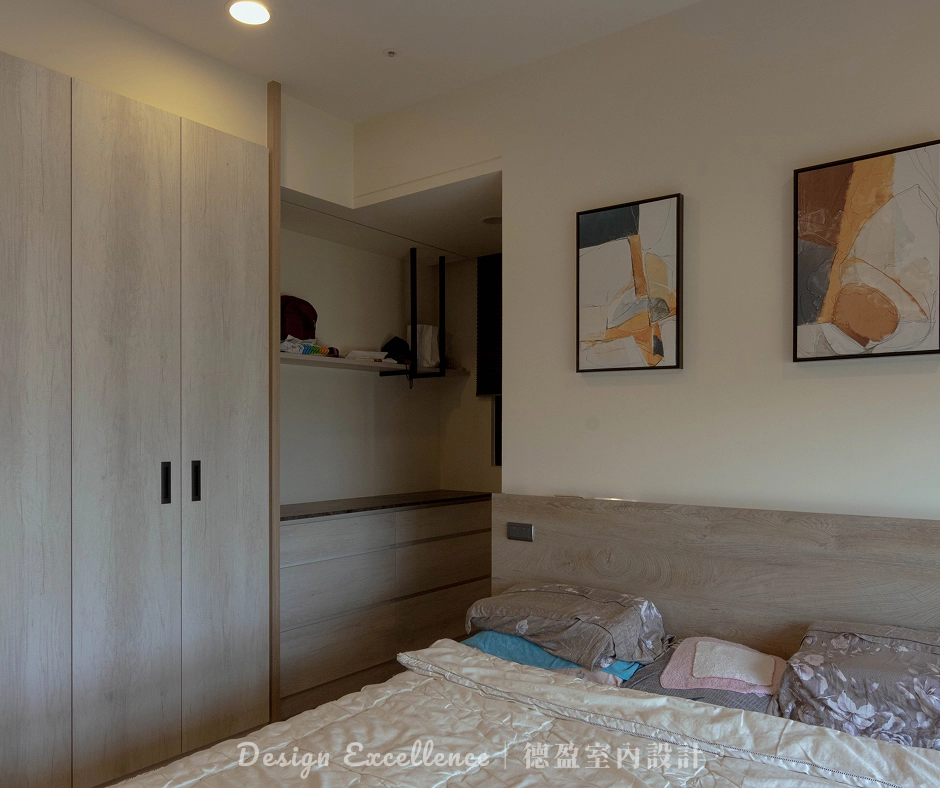 造型層板設計:L型鐵件支撐系統層板,讓長輩房充滿記憶與溫度。