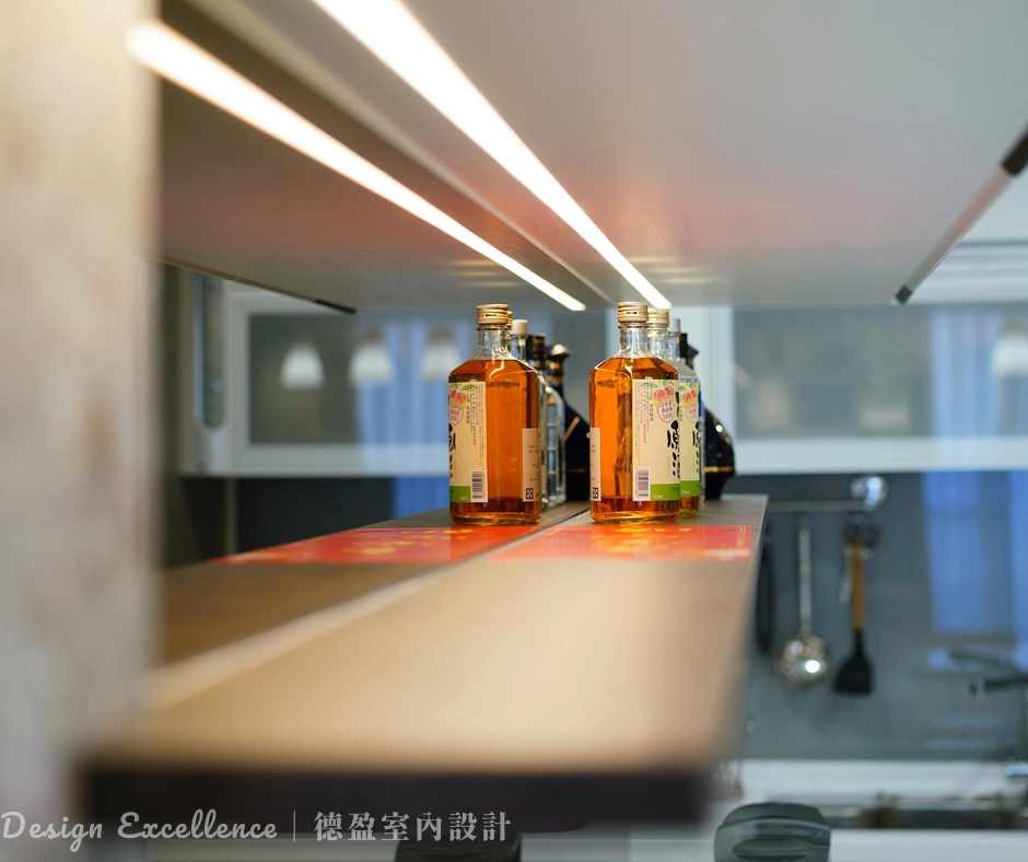 馬克杯展示層板,結合輔助照明,讓屋主收藏的杯具在光影下宛如藝術品。