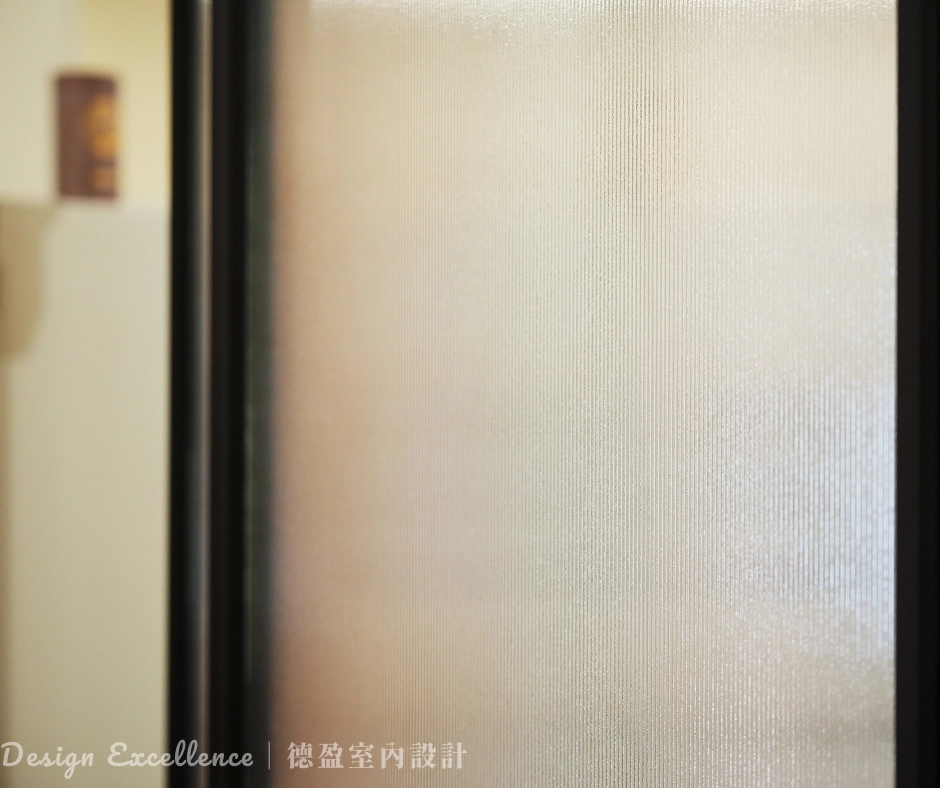 廚房鋁框推拉門內嵌冰柱玻璃,有效阻絕油煙並維持透光。