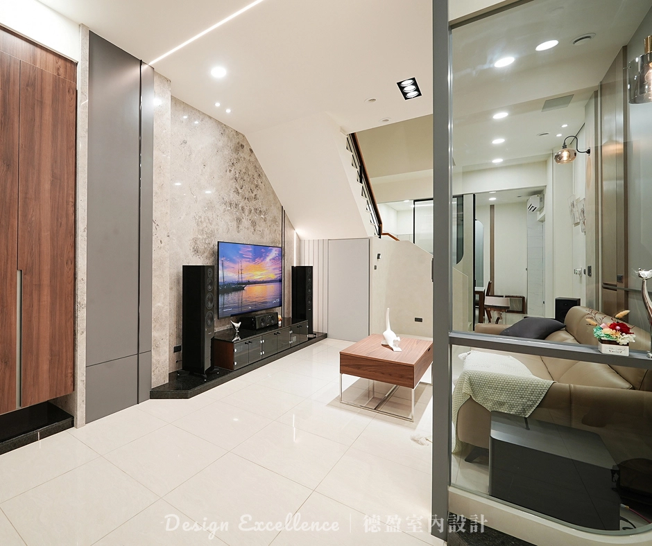 客廳設計: 造型大理石電視牆搭配黑透玻門片系統櫃,呈現未來科技感格調。