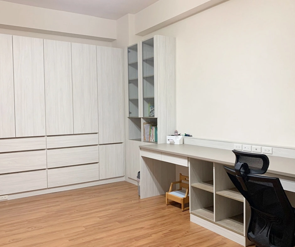 系統衣櫃收納設計:緩衝抽屜結合內裝明鏡,打造多功能穿衣儀容空間。