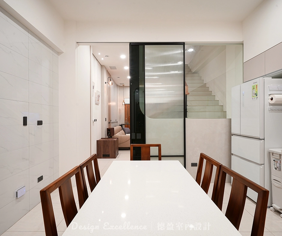 餐廳隔間: 木作隔屏內崁黑透玻璃與藝術塗料,巧妙界定客餐廳寬敞動線。