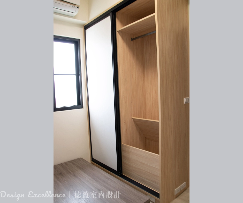 隱藏式推拉門解決小房間「櫃門打不開」的常見痛點。