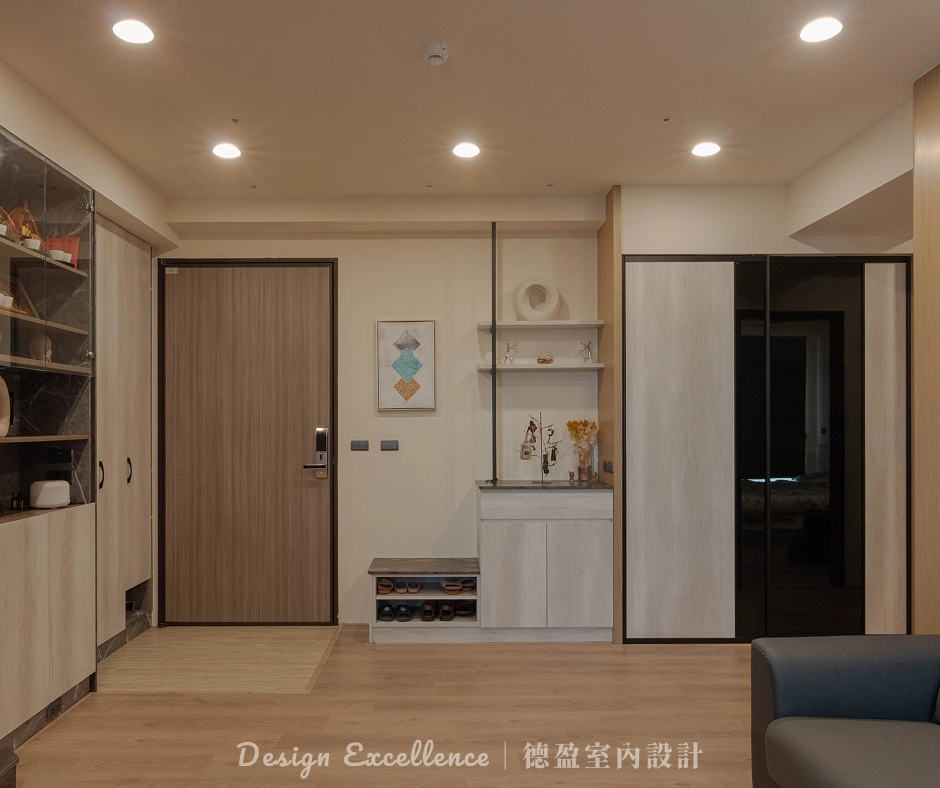 客廳鋁框推拉門收納櫃:內崁強化黑透玻貼膜,低調遮亂提升空間質感。