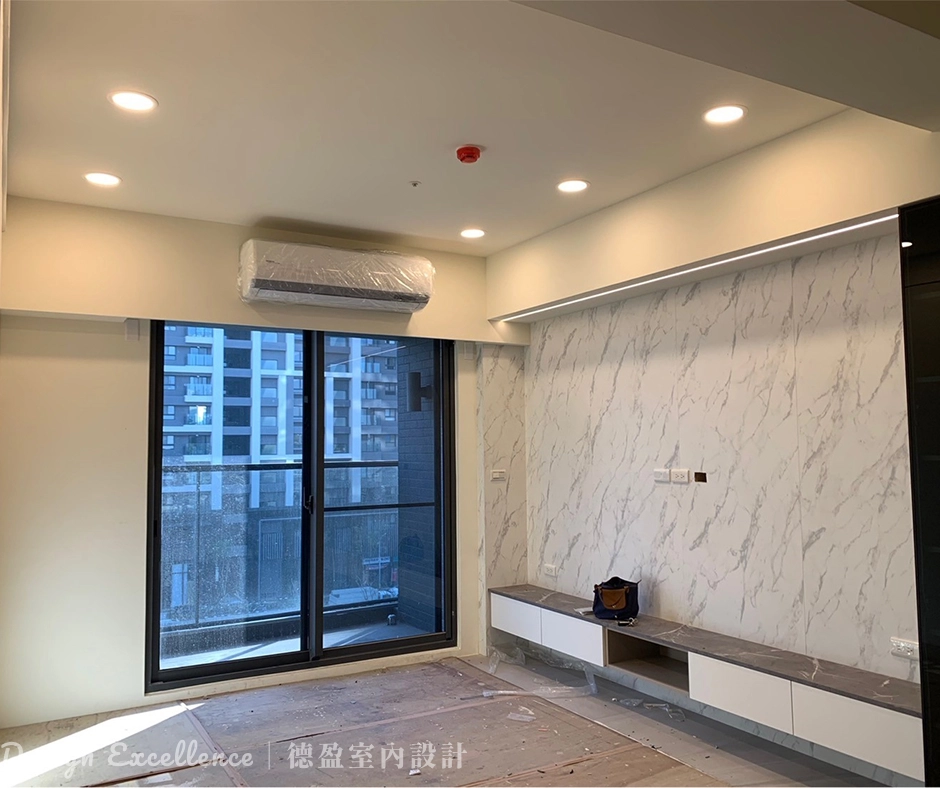 電視牆上方崁入燈條