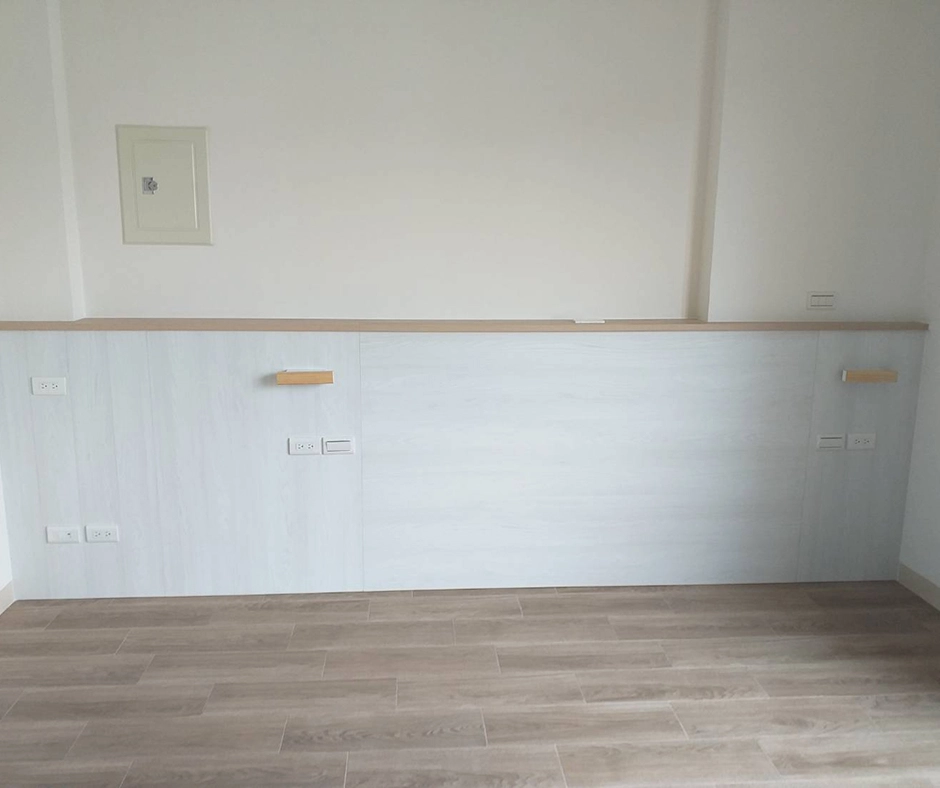 系統板材床頭背牆：防刮耐用且美觀，為一房格局主臥室增添居家層次感。