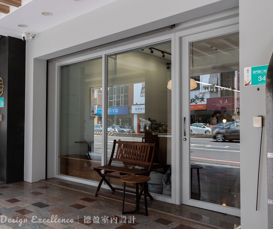 咖啡廳入口木作雙面牆與強化玻璃設計,引入台南明亮日光。