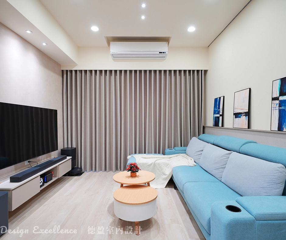 客廳半高牆側邊配置插座,隱藏電線維持視覺美感。