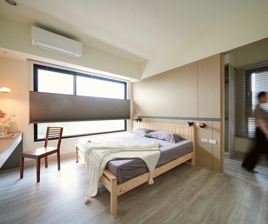 主臥美學: 木作造型隔間牆搭配隱藏門設計,劃分出高隱私感的精緻更衣室。