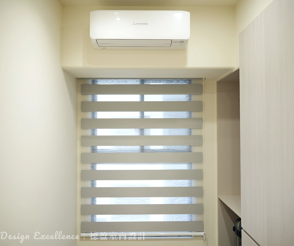 精準計算衣櫃門片開啟弧度,完美閃過冷氣機位置。