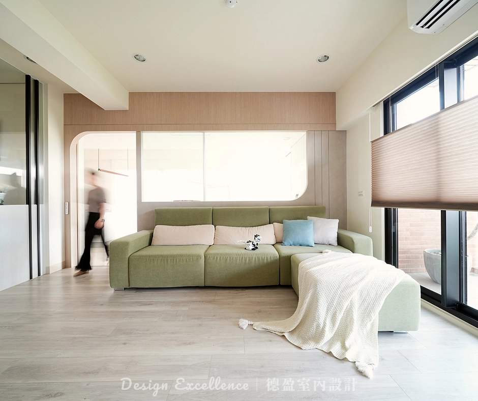 客廳規劃: 半高牆鑲嵌清玻璃增加通透感,搭配超耐磨木地板營造北歐風。