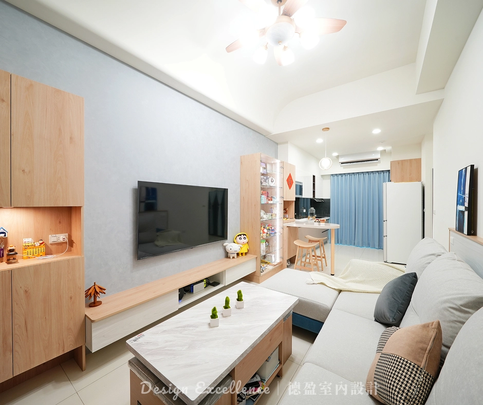 台南小宅設計:展示高櫃整合電視櫃,無框玻璃門片與內嵌燈光營造精緻感。