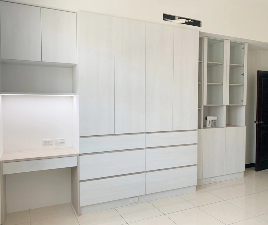 系統展示架燈條設計:L型層板嵌入燈帶,營造居家溫馨氛圍感。