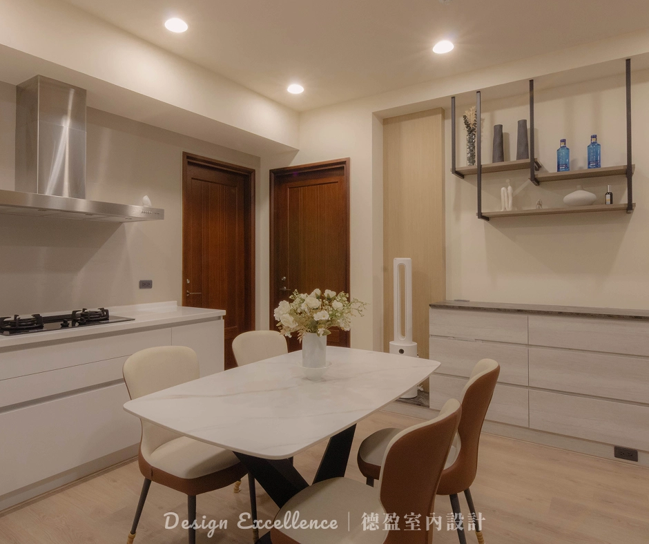 餐廳裝飾層板:系統板材結合L型鐵件,打造具設計感的展示空間。