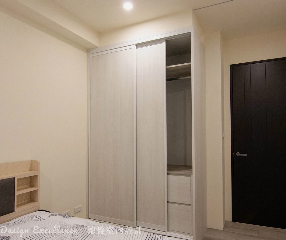 主臥室推拉門衣櫃內搭緩衝抽屜,流暢臥室動線規劃。
