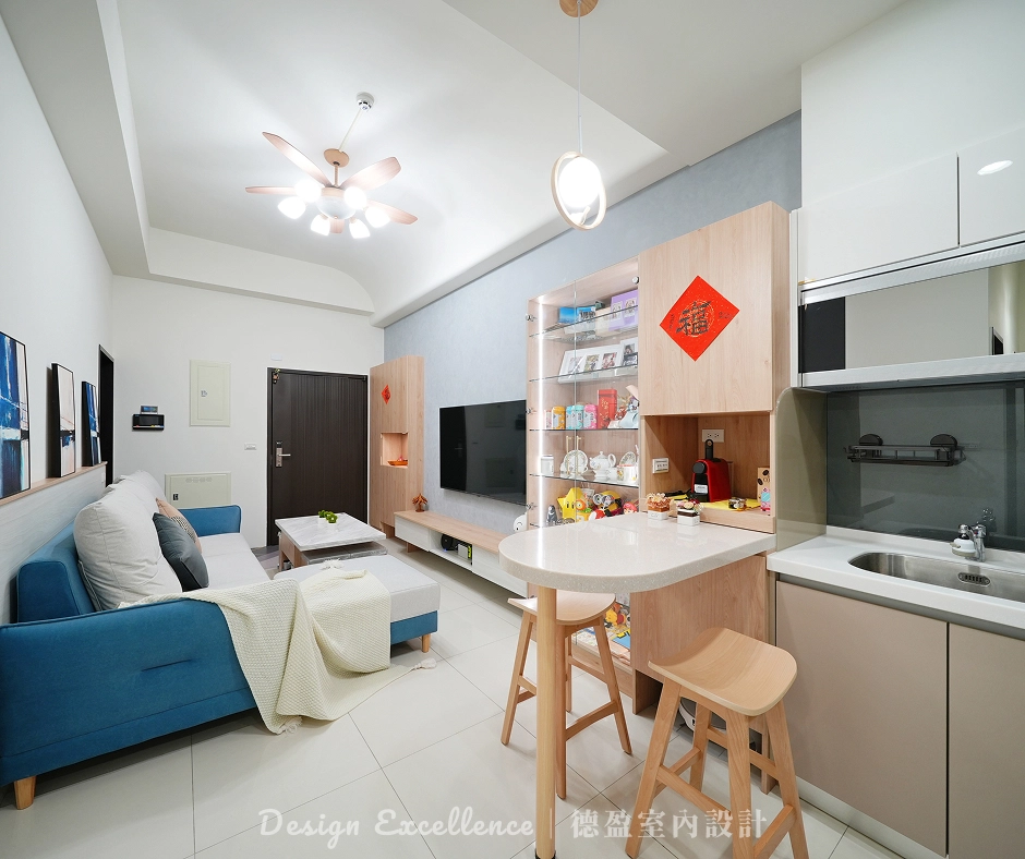 人造石圓弧檯面搭配緩衝拉盤矮櫃,動線安全且收納優雅便利。