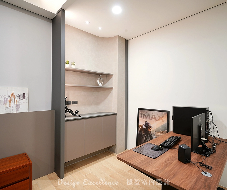 主臥書櫃: 2樓臥室圓弧造型牆面內崁系統櫃,灰色調展現時尚實用美感。