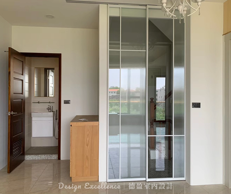 選用長虹玻璃或小冰柱玻璃,能透光並模糊視線,有效避免家人碰撞。